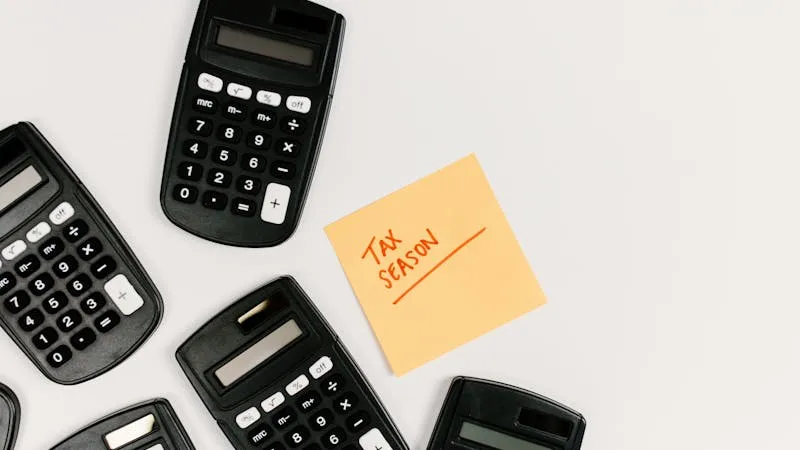 Mokesčių režimo pasirinkimas nuomai — skaičiuoklė ir dokumentai ant stalo