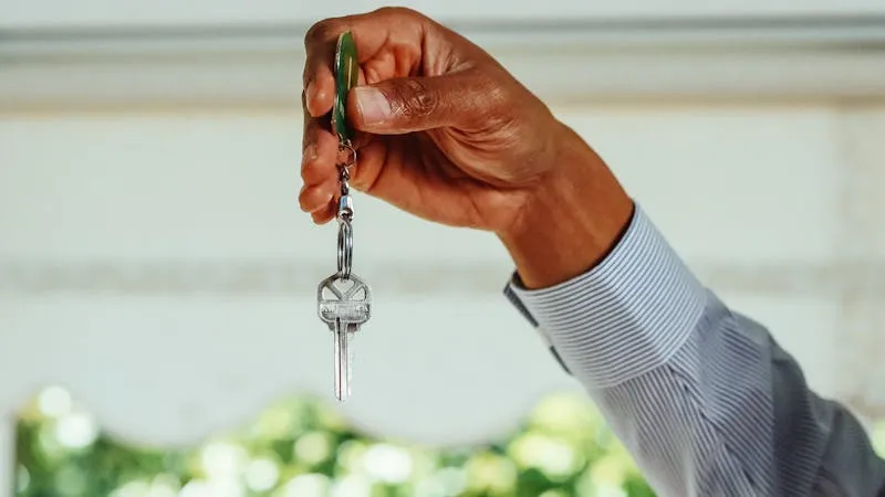landlord handing apartment keys to new tenant
